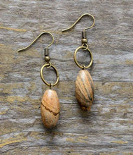 Charger l'image dans la galerie, Boucle d'oreille olive en jaspe