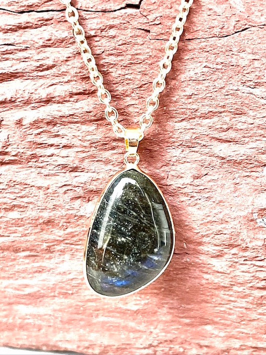 Collier protection en labradorite